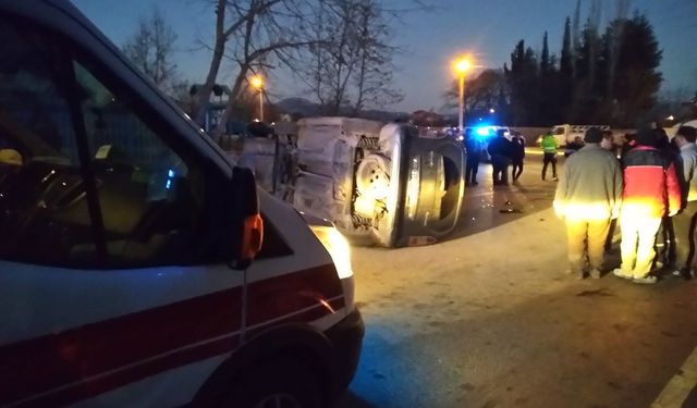 Direksiyon başına geçen çocuk sürücü kaza yaptı, 2 kişi yaralandı