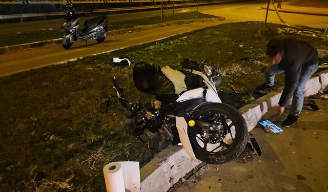 Kontrolden çıkan motosiklet refüje çarptı: 1 ağır yaralı