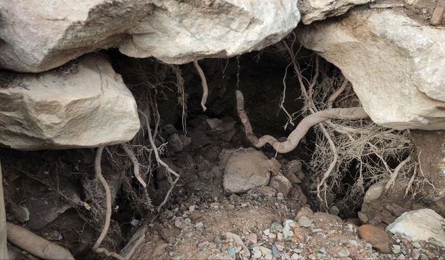 Deprem Sonrası Oluşan Obruklardan Sıvı Çıkışı Şaşırtıyor