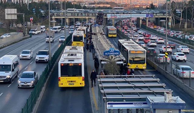 Yılbaşı gecesi metro, metrobüs ve otobüs saatleri Yılbaşı gecesi toplu taşıma saat kaça kadar çalışıyor?