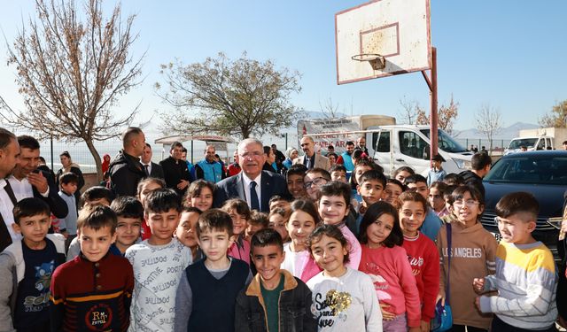 Başkan Mahçiçek’ten 500 ortaokul öğrencisine bot ve mont hediyesi