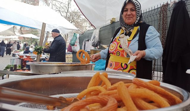 Kahramanmaraş'ta Halka tatlısı yapıp satarak aile bütçesine katkı sağlıyor  