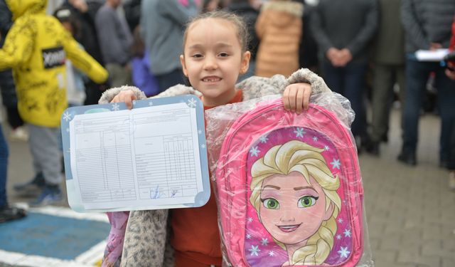 Deprem bölgesinde öğrenciler karnelerini aldı