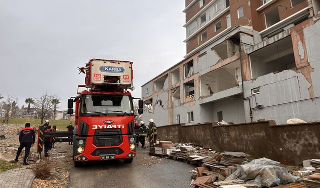 Kahramanmaraş'ta hasarlı binada çıkan yangın söndürüldü