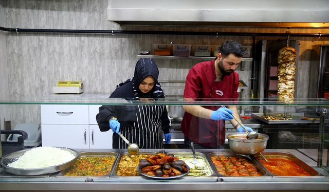 Mesleklerini bırakıp depremde kaybettikleri dedelerinin lokantasını işletmeye başladılar