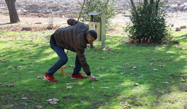 Kahramanmaraşlı depremzede yaşadığı mahallenin park ve bahçelerini temizliyor