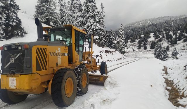 Kahramanmaraş Büyükşehir Belediyesi, Göksun’da kış şartlarıyla mücadelesini sürdürüyor