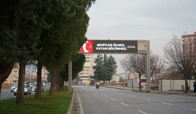 Kahramanmaraş'ta led ekranlarda "Şehitler Ölmez Vatan Bölünmez" mesajı