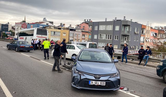 Kazada hafif ticari araç adeta kullanılamaz hale gelirken, yaralanan olmadı