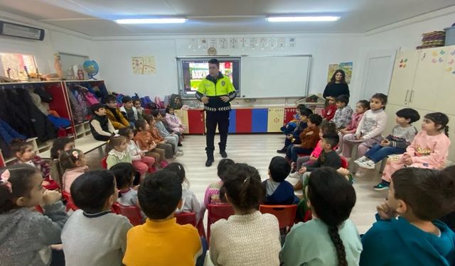  Polislerden öğrencilere trafik eğitimi   