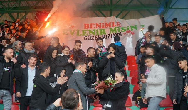 Futbol maçının devre arasında evlilik teklifi