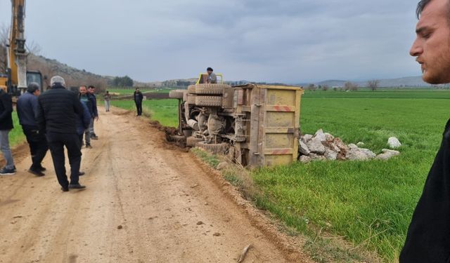 Taş yüklü kamyon devrildi   