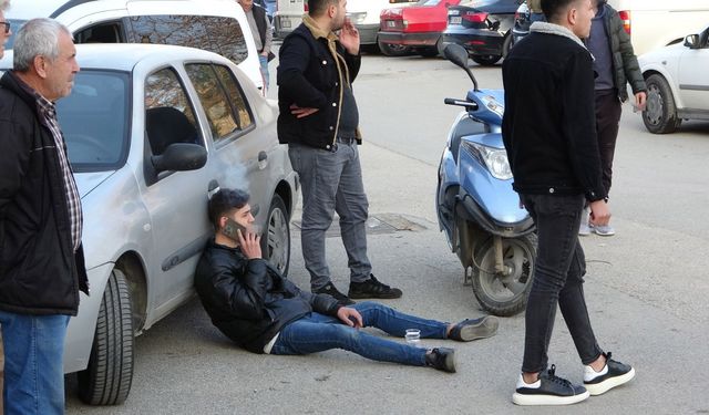 Kaza yapan motosiklet sürücüsü  ambulansı sigara içerek bekledi 