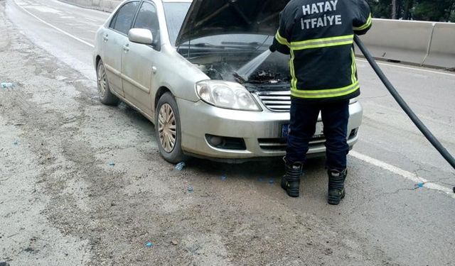 Aracın motor kısmında meydana gelen yangını itfaiye söndürdü