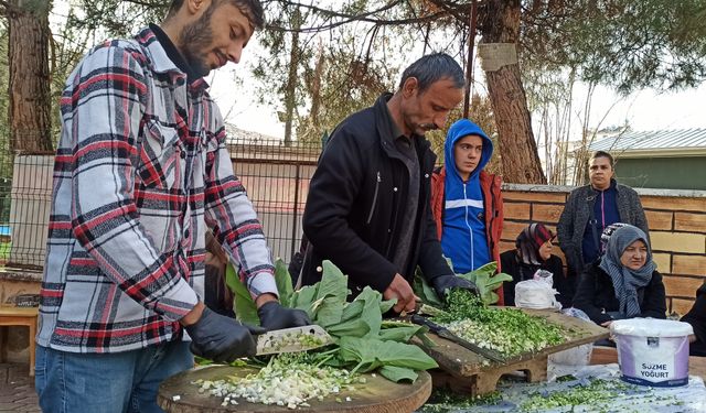 Depremde iş yeri yıkıldı, tirşik çorbasıyla ayakta kalmaya çalışıyor