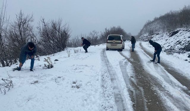  Kar yağışına hasret vatandaşlar çocuklar gibi eğlendi 