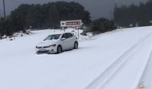 Dolu yağışı karayolunu trafiğe kapattı   