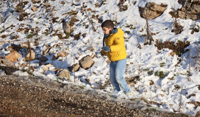 Depremzede vatandaşlar yağan karın tadını çıkarttılar   