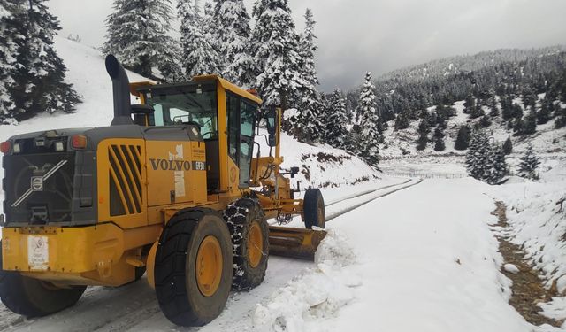 Büyükşehir, Göksun’da Kış Şartlarıyla Mücadelesini Sürdürüyor