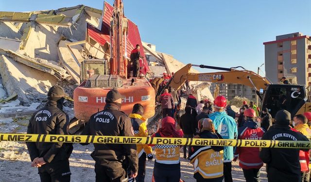 Kahramanmaraş’ta enkazın altına kalan operatörün cansız bedenine ulaşıldı 