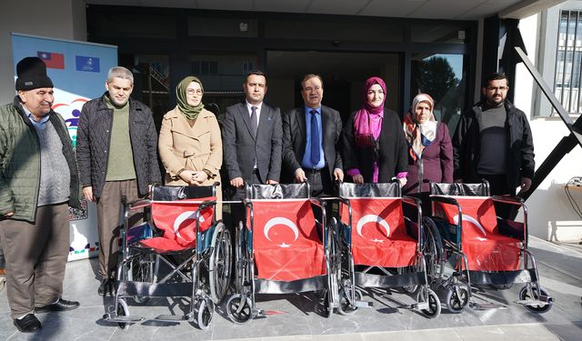 Özel Gereksinimli Vatandaşlara Tekerlekli Sandalyeleri Teslim Edildi