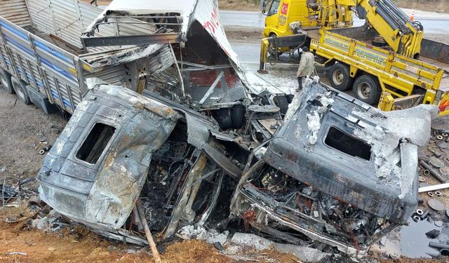 Kahramanmaraş’ta trafik kazası sonrası demir yığınına dönen tır sürücüsü öldü