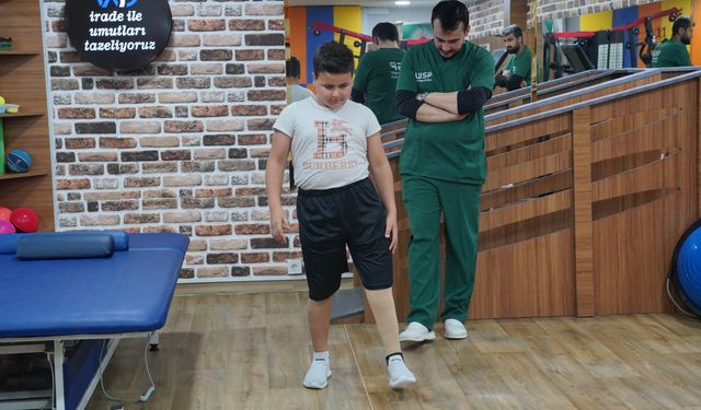 Depremde Bacağını Kaybeden Çocuk, Protez İle Yeniden Yürüyor