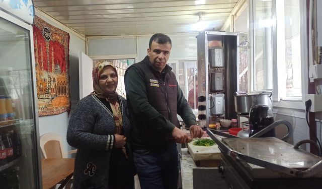Kahramanmaraş'ta Depremzede Çift, El Ele Verip Tekrar İş Yeri Açtı