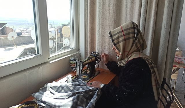 Kahramanmaraş'ta Depremzede kadın evinin çatısını iş yeri yaptı