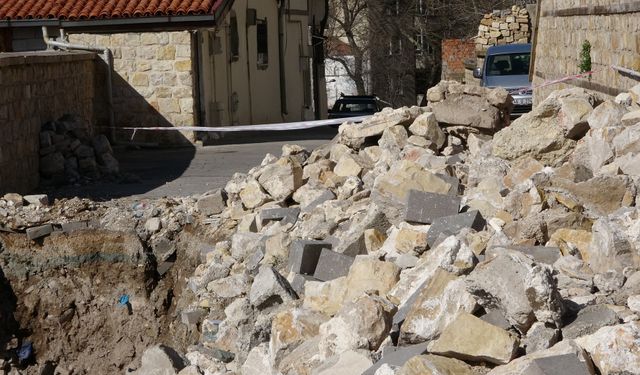 Kahramanmaraş'ta mahallenin geçiş güzergahı yıkık halde bekliyor