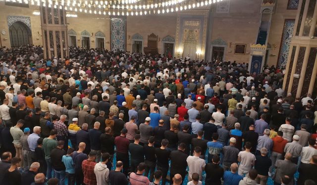 Kahramanmaraş'ta Abdulhamid Han Camii'nde 30 Bin Kişiyle Kadir Gecesi İdrak Edildi