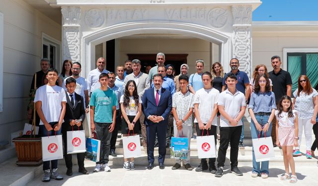 Depremin yaralarının sarıldığı Hatay’dan çıkan 10 LGS birincisi ödüllendirdi