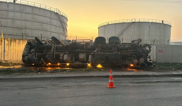 Beton pompası taşıyan tır devrildi