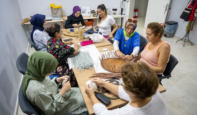 Mersin Büyükşehir Belediyesinin meslek edindirme kursları ilgi görüyor