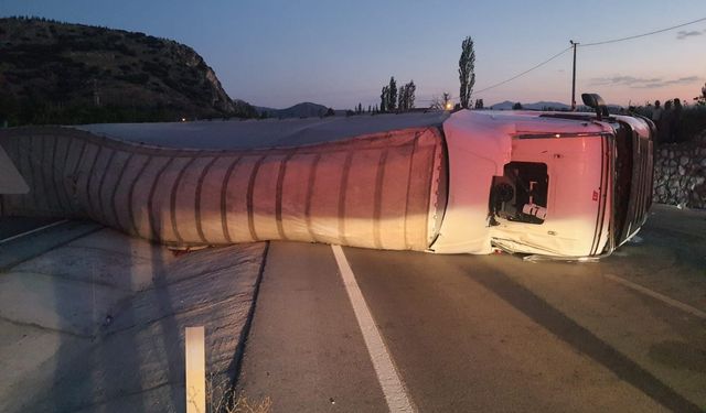 Burdur’da seyir halindeyken lastiği patlayan tır yan yattı: 1 yaralı