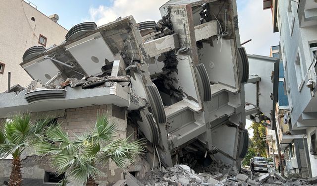 Yürekleri ağza getiren 5 katlı binanın yıkımı tamamlandı