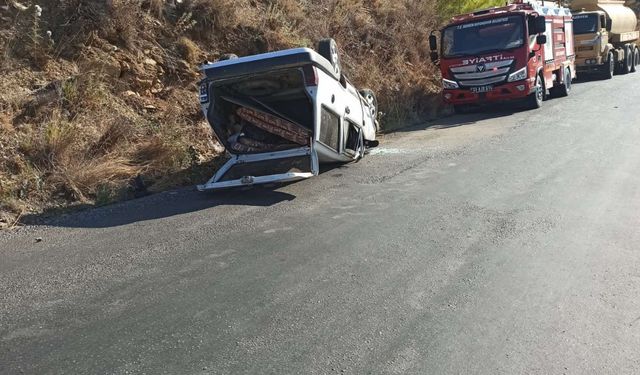 Freni boşalan otomobili durdurmak için yol kenarındaki toprak zemine sürdü