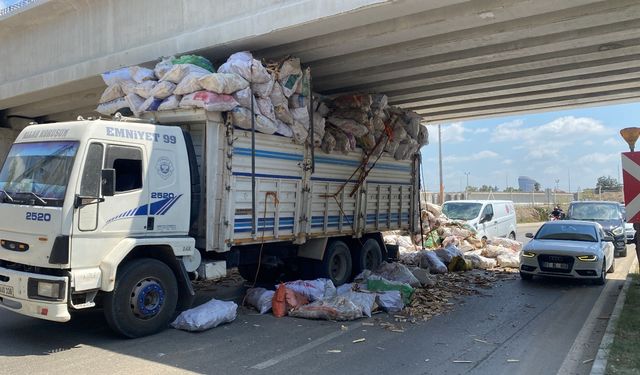 Adana'da tahta yüklü kamyon köprü altında sıkıştı