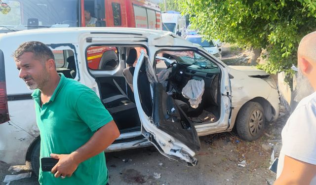 Ambulans ile hafif ticari araç çarpıştı: 9 kişi yaralandı