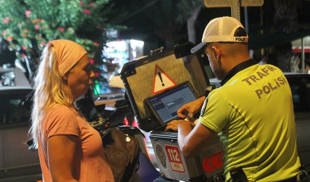 Antalya'da kasksız motosiklet sürücülerine yakın takip