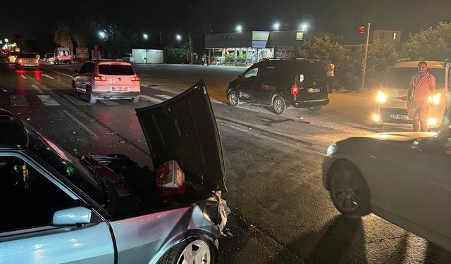 Antalya'da U dönüşü yapan araç kazaya yol açtı: 2 yaralı