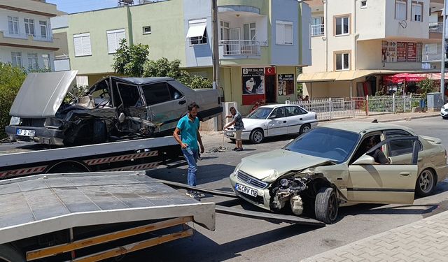 Antalya'da kazada 3 kişi yaralanırken, Tofaş Şahin hurdaya döndü