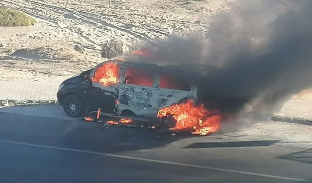 Antalya'da panelvan tur aracı alev alev yandı