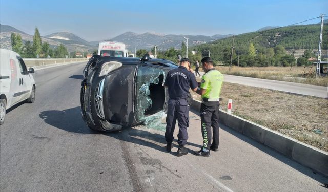 Burdur’da kontrolden çıkan otomobil refüje çarpıp devrildi: 1 yaralı