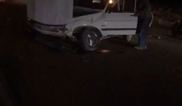 Burdur’da seyir halindeyken manevra yapan otomobil, sol şeritten gelen otomobile çarptı: 5 yaralı