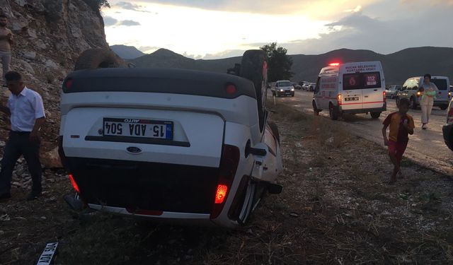 Burdur’da kaygan yolda kontrolden çıkan otomobil şarampole devrildi, 2 yaralı