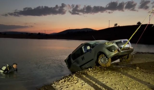 El freni çekilmesi unutulan araç baraja düştü