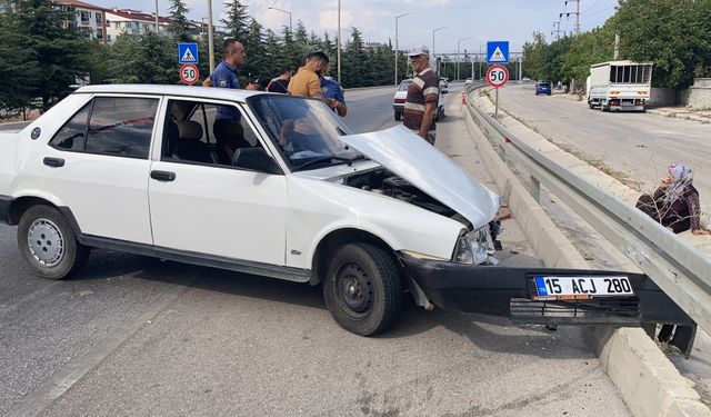 Freni patlayan Tofaş otomobil bariyerlere ve ardından bir araca çarptı: 1 yaralı