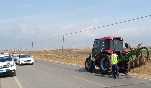 Gaziantep'te işçileri taşıyan araç ve traktör sürücüleri denetlendi