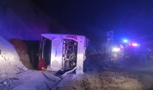 Isparta-Antalya karayolunda yolcu otobüsü devrildi: 13 yaralı